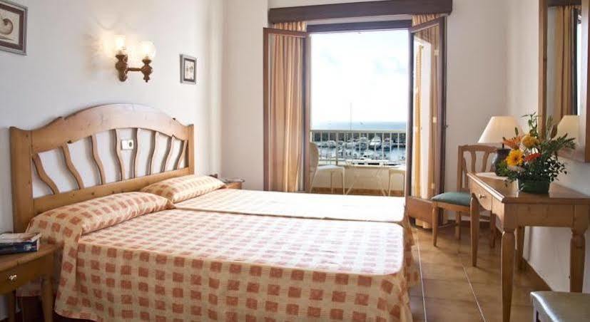 Hostal Cala Ratjada エクステリア 写真