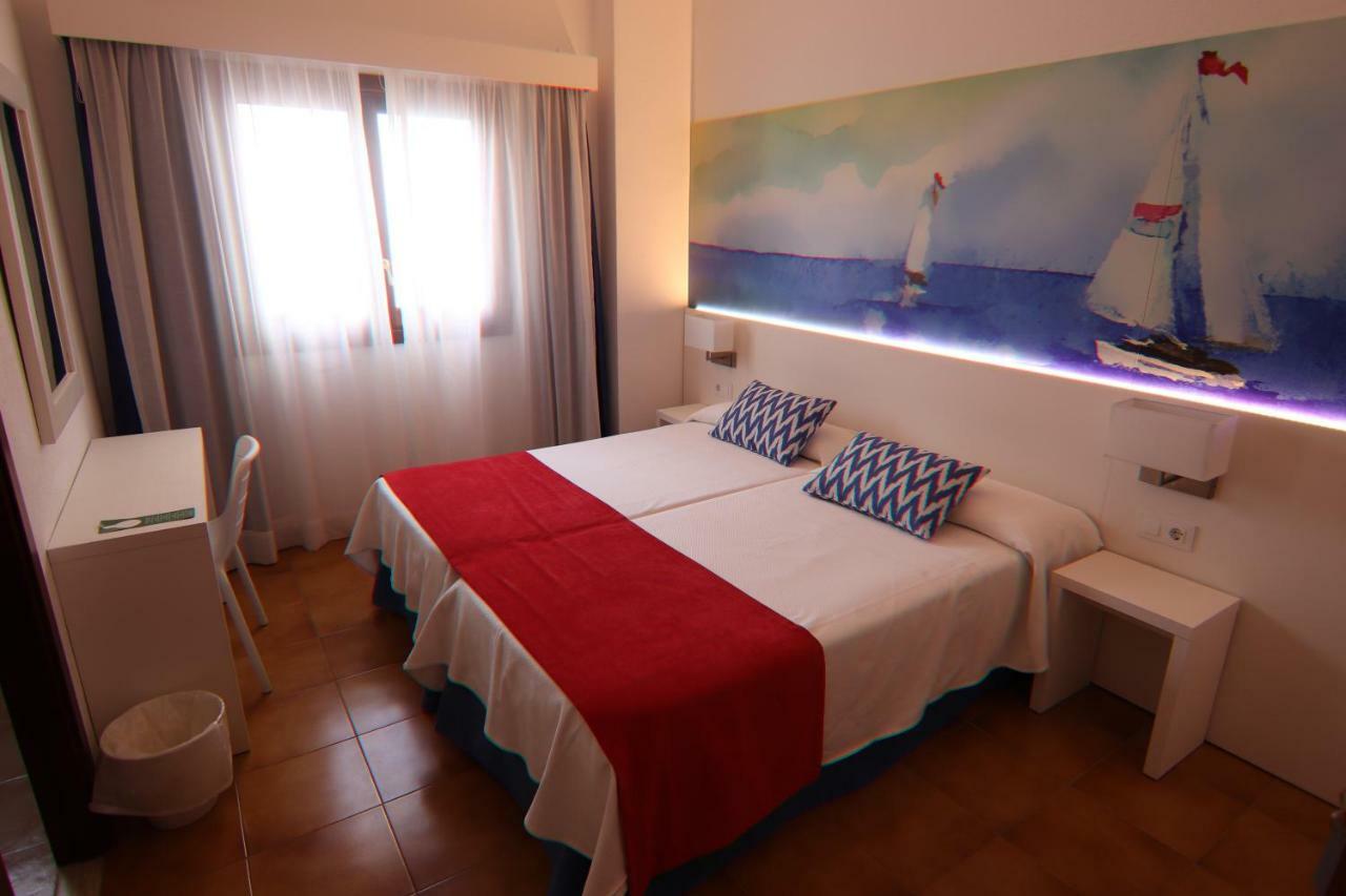 Hostal Cala Ratjada エクステリア 写真