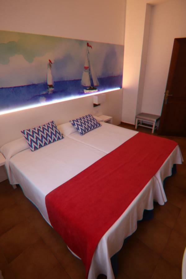 Hostal Cala Ratjada エクステリア 写真